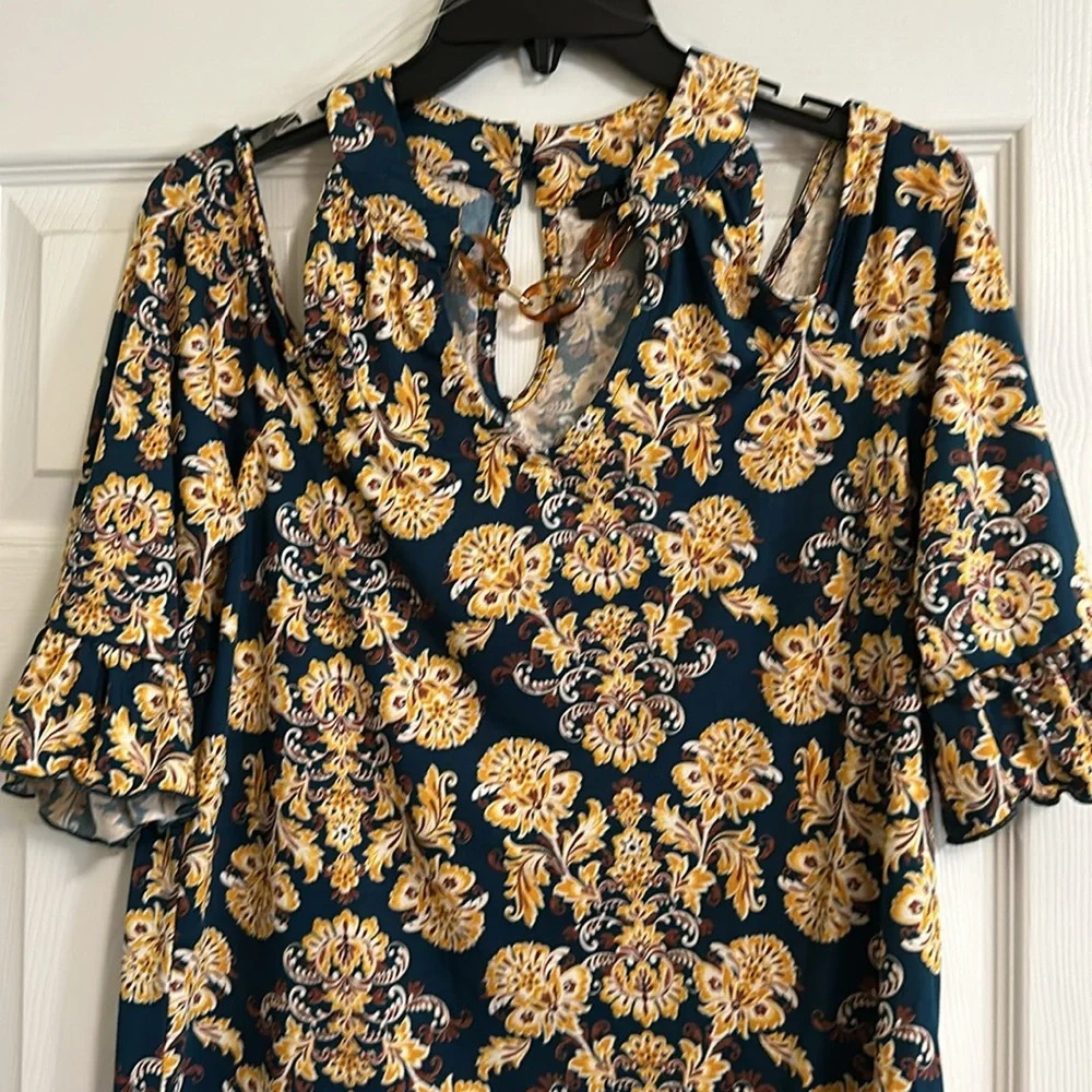 A.U.W Cold Shoulder Blouse with 3/4 ruffle/bell Sleeve - Buttoned Keyhole back S - Picture 3 of 6